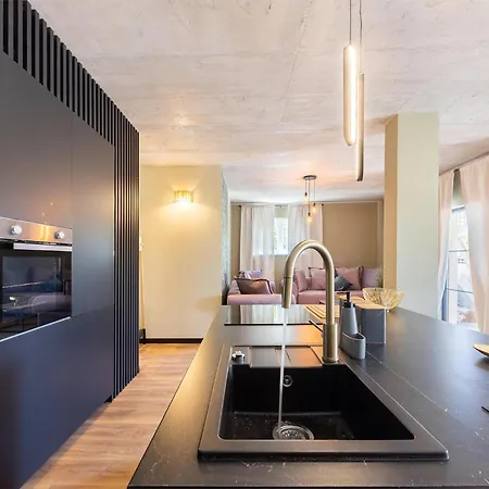 Amazing In With Kitchen Apartment *
